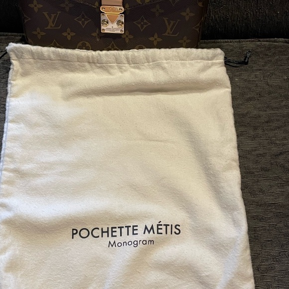 louis vuitton drawstring dustbag, 12.5” x 15”, made with 100% breathable cotton - Picture 3 of 3